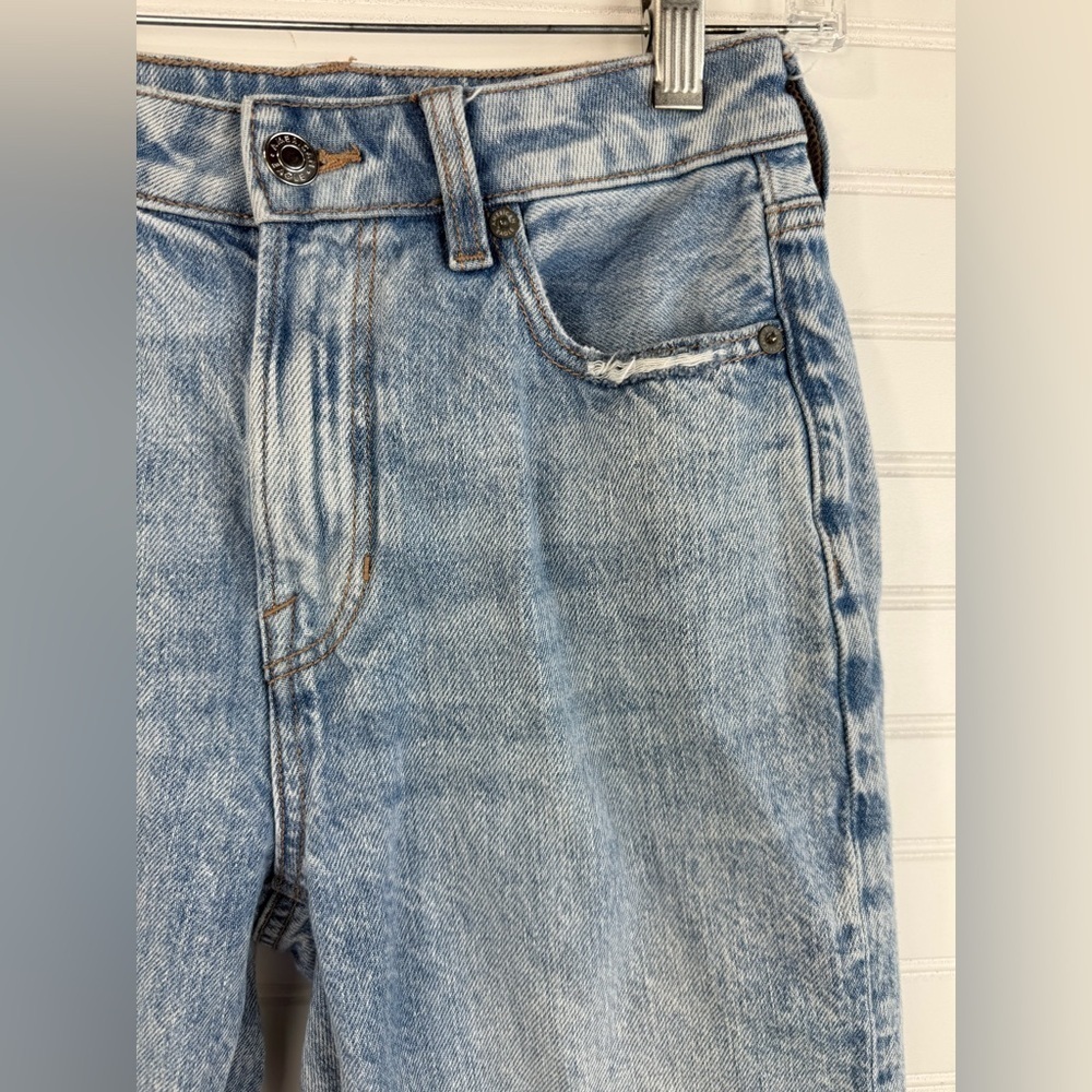 American Eagle women’s Mom Straight denim jean. Light/medium wash. Size 0 Reg - Picture 7 of 9